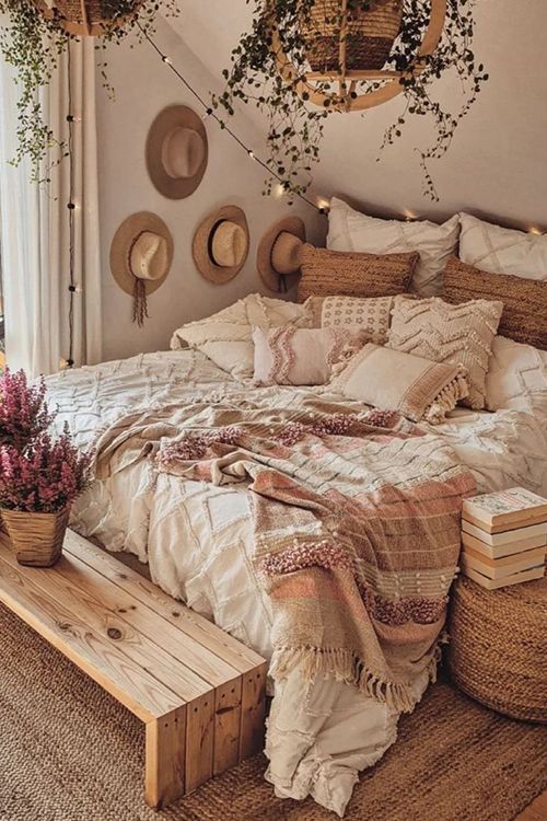 Bohemian plant bedroom ideas: Reclaimed wood